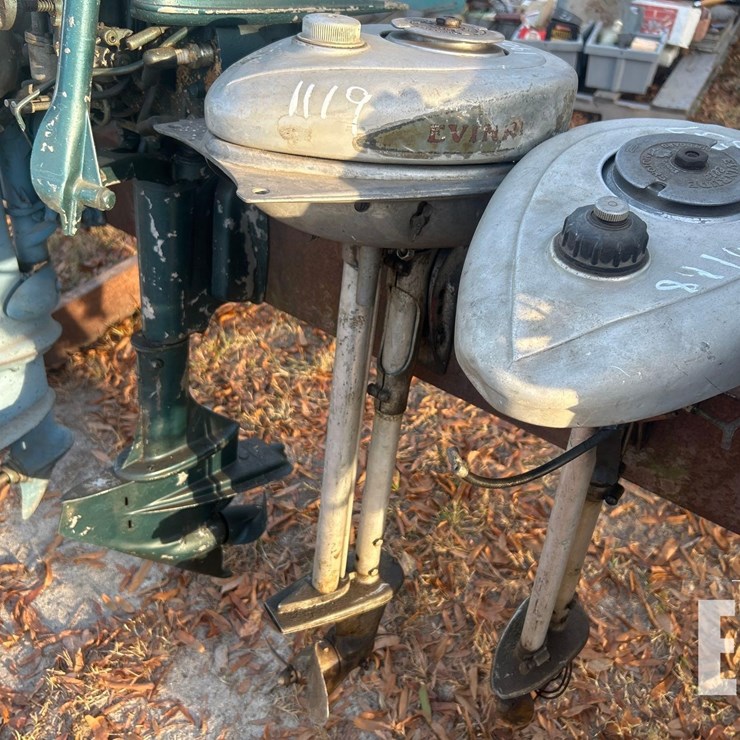 VINTAGE EVINRUDE MOTOR