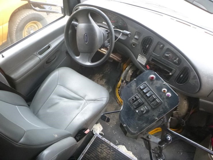 2004-ford-e450-image-13