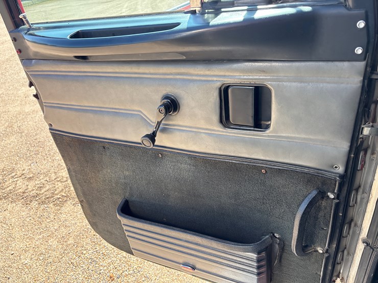 2002-peterbilt-379-image-23