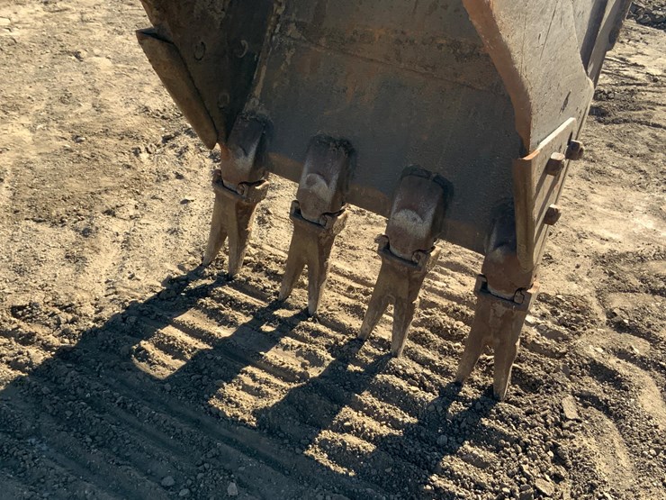 komatsu-pc220-lc-8-image-15