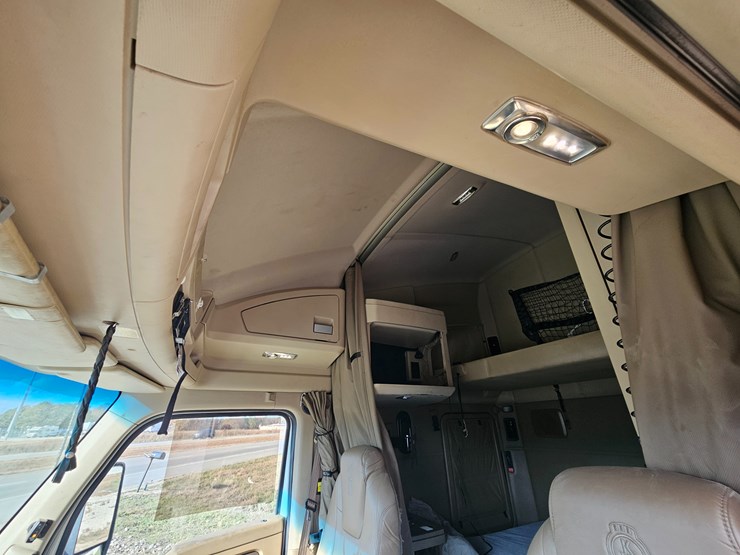 2021-kenworth-t680-image-37