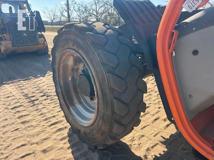 2018-jlg-742-image-24