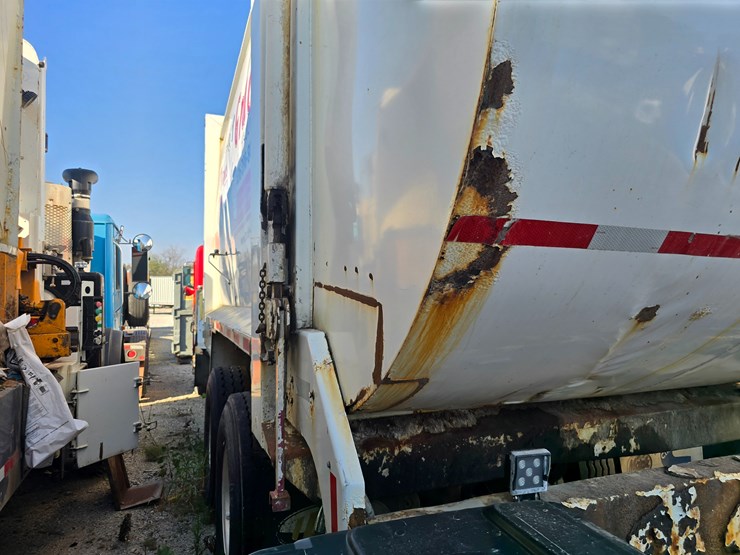 2002-peterbilt-320-image-15