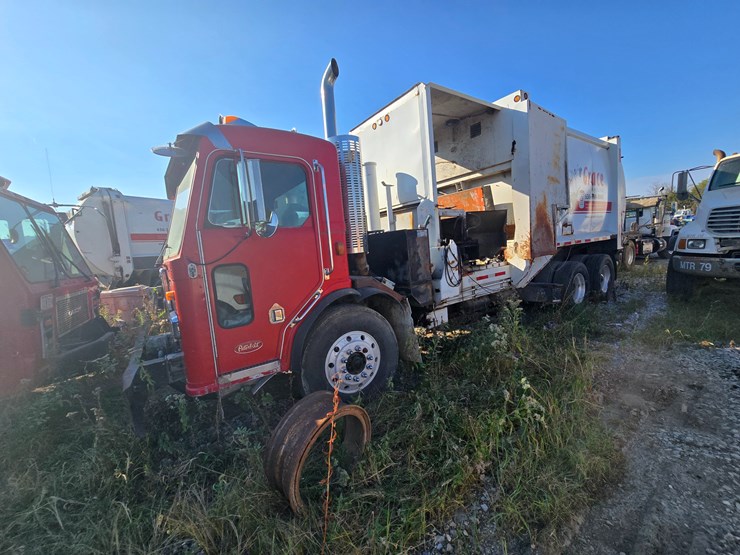 2001-peterbilt-320-image-3