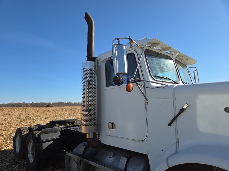 1988-freightliner-day-cab-semi-image-33