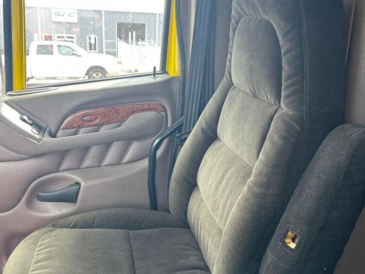 peterbilt-384-image-51