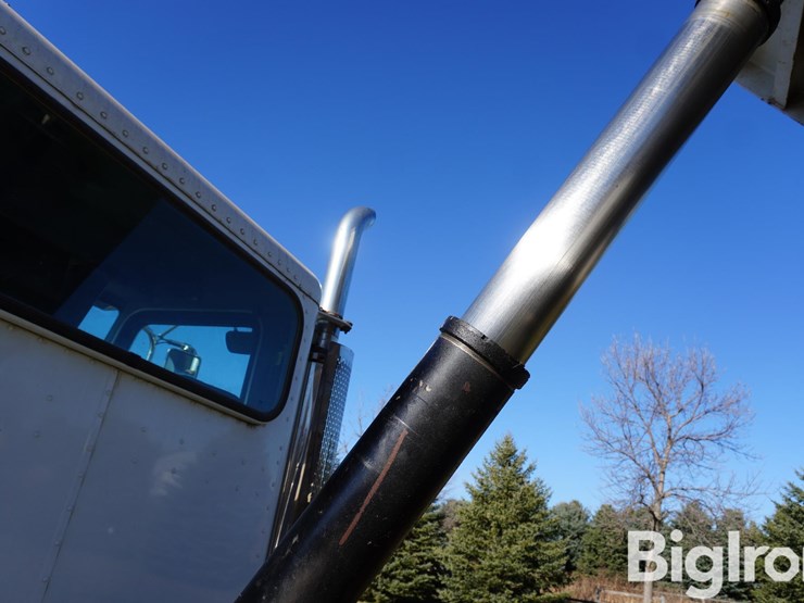 peterbilt-335-image-14