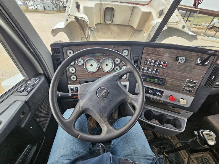 freightliner-122sd-image-90