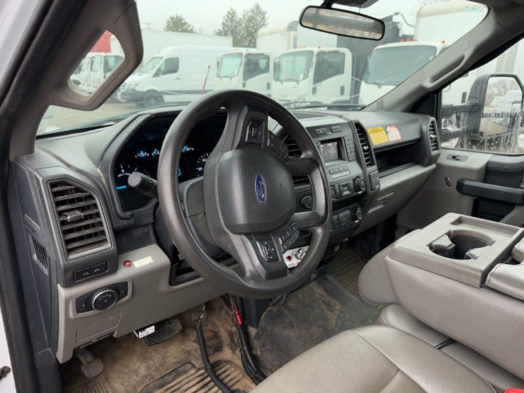 2022-ford-f550-image-18