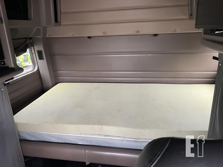 2009-peterbilt-386-image-24