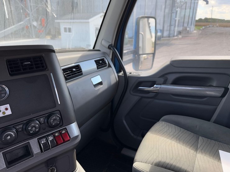 2016-kenworth-t880-image-35