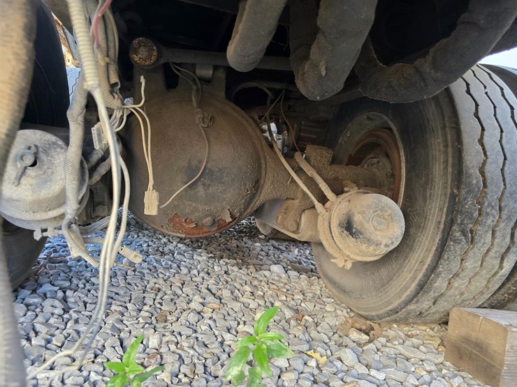 2001-peterbilt-320-image-48