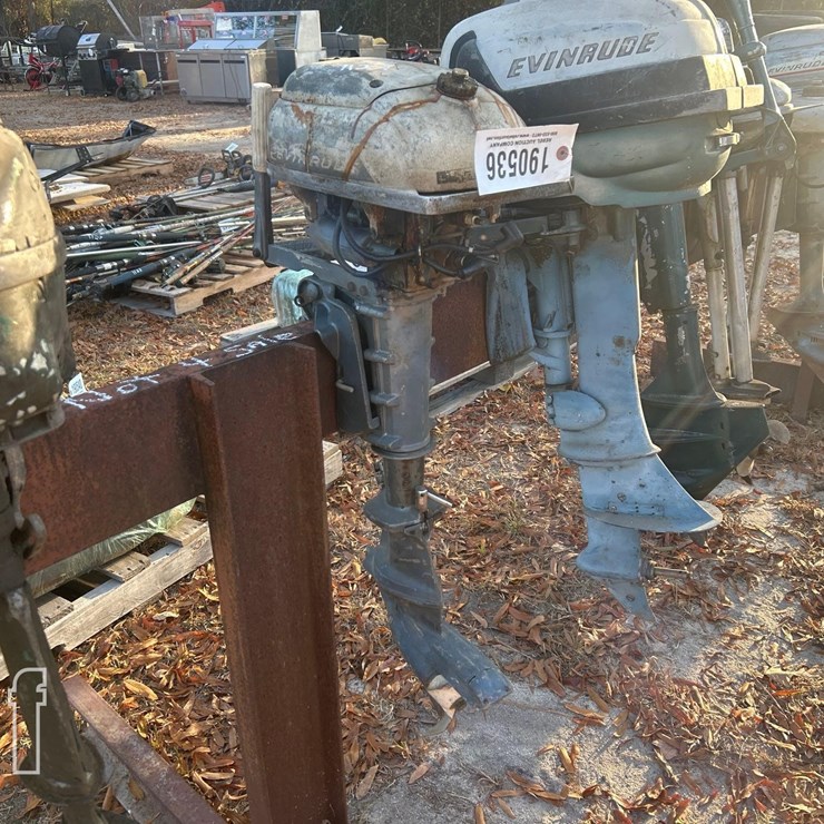 VINTAGE EVINRUDE MOTOR