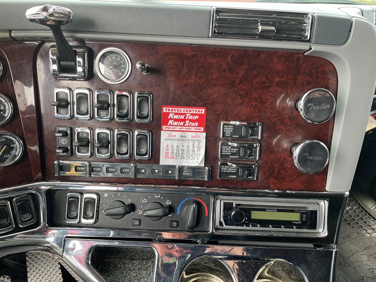 #1043-•-2009-freightliner-semi-(wi-title-in-delay)-image-29