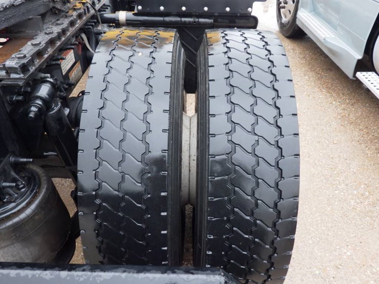 2020-freightliner-cascadia-126-image-7