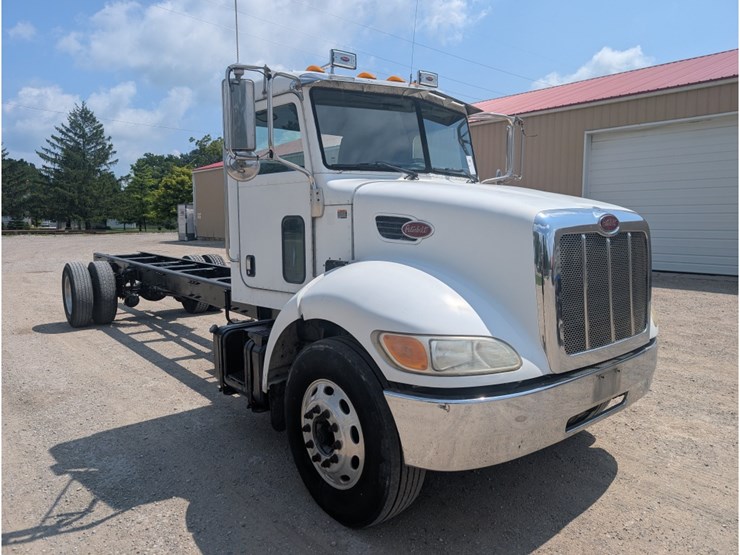 peterbilt-335-image-3