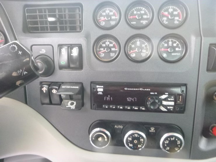 2019-peterbilt-567-image-17