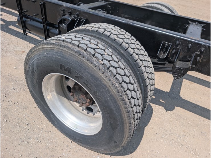 peterbilt-335-image-11