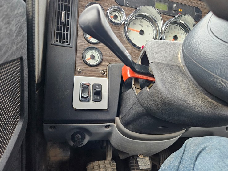 freightliner-122sd-image-87