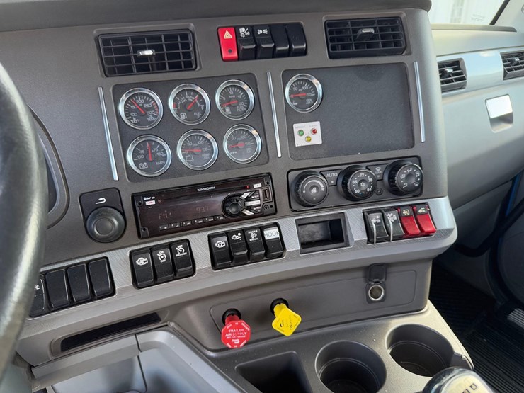 2016-kenworth-t880-image-31