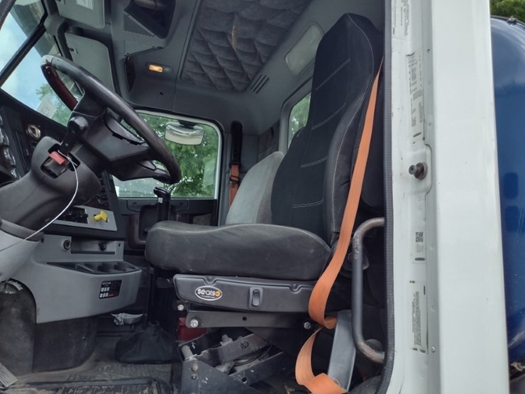 freightliner-122sd-image-16