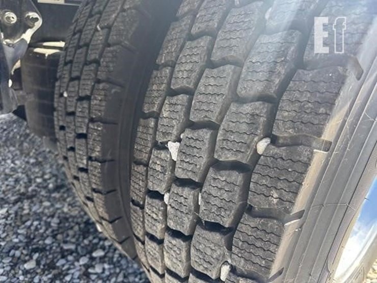 2019-peterbilt-579-image-13