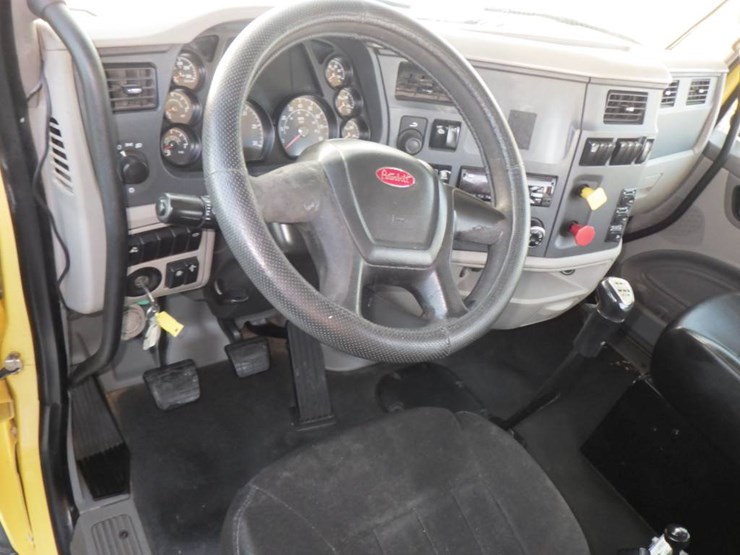 2018-peterbilt-579-image-17