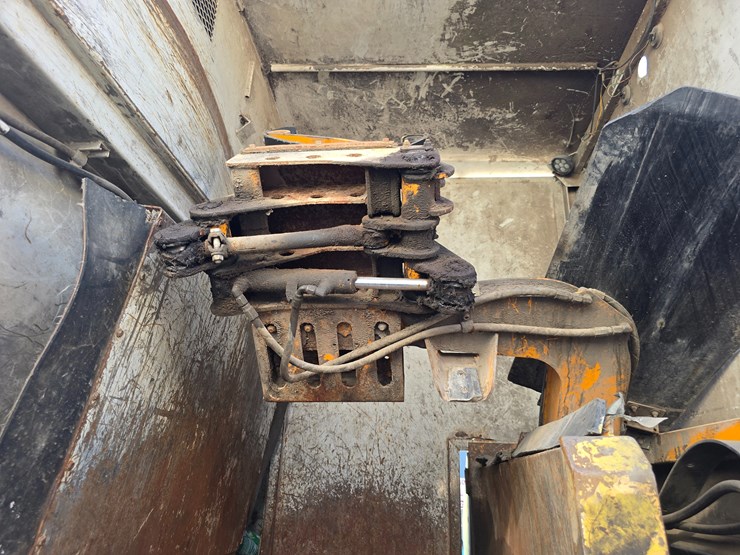 2002-peterbilt-320-image-54