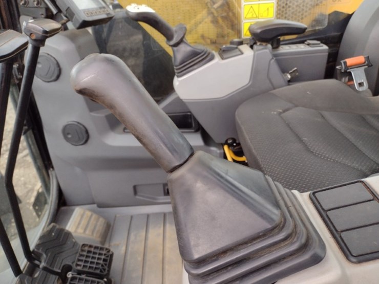 caterpillar-307.5-image-11