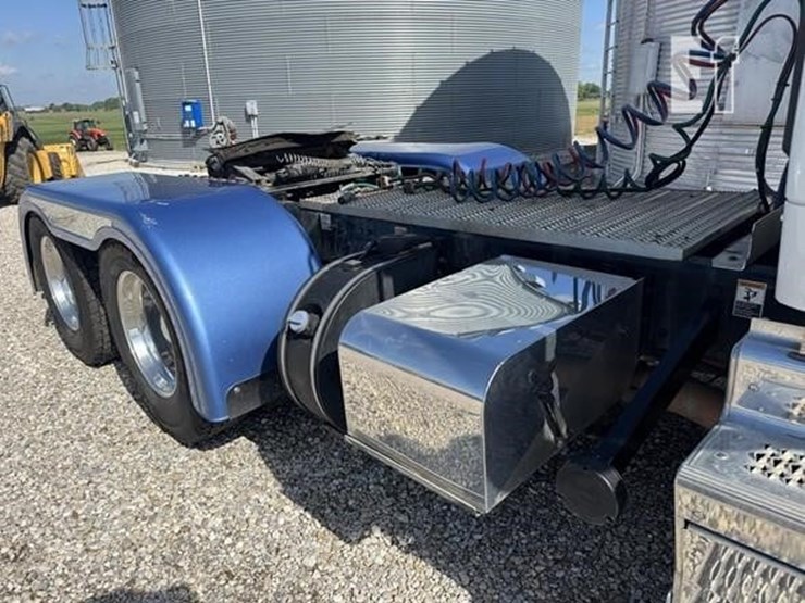 2019-peterbilt-579-image-21