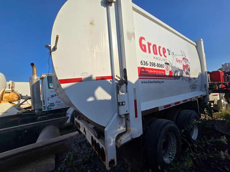 2001-peterbilt-320-image-10