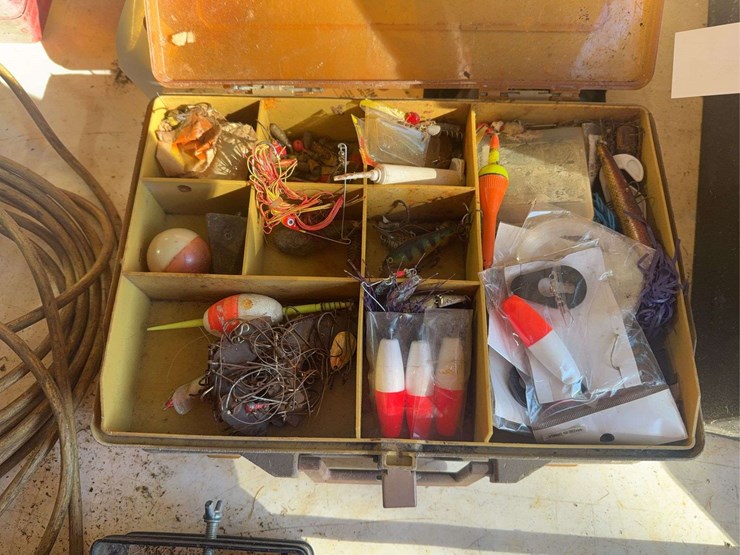 tackle-boxes-with-lures-image-5