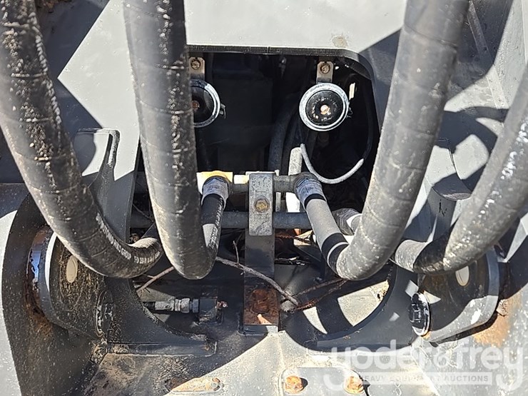 2021-case-cx210-lc-image-52