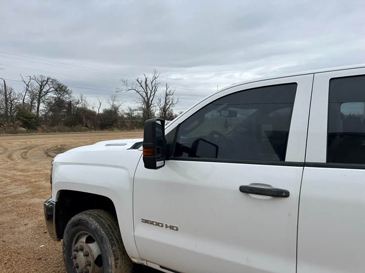 2017-chevrolet-3500hd-image-22