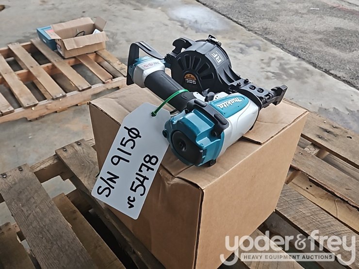 makita-an454-1-3/4"-roofing-coil-pheumatic-nailer,-reconditioned-image-3