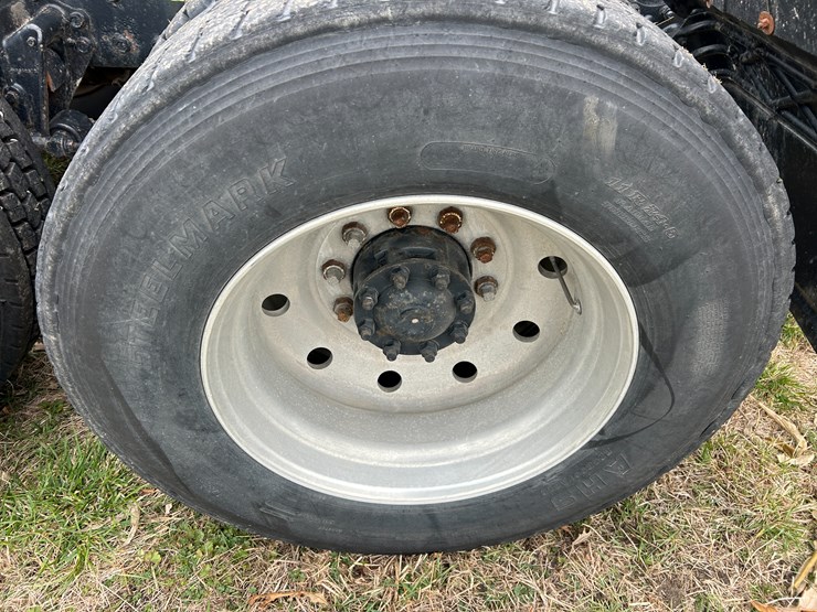 #95-•-volvo-semi-image-33