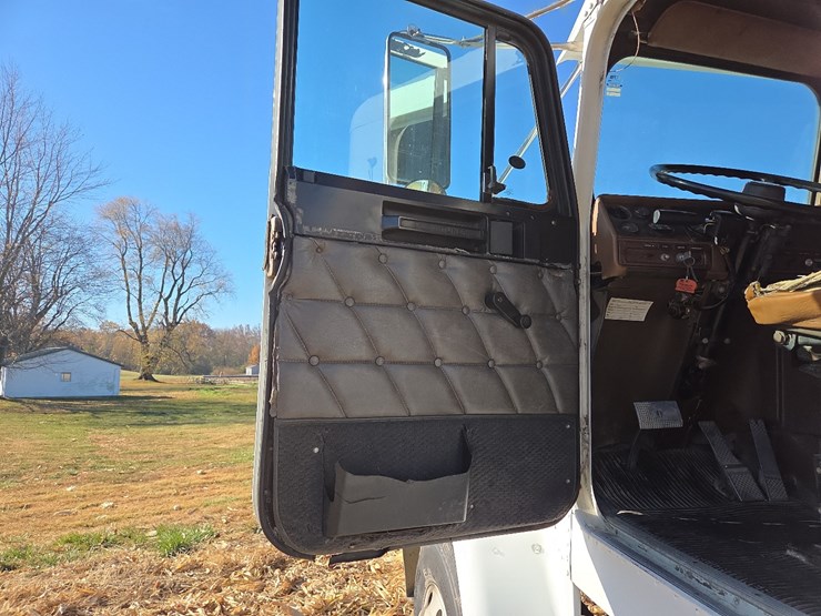 1988-freightliner-day-cab-semi-image-49