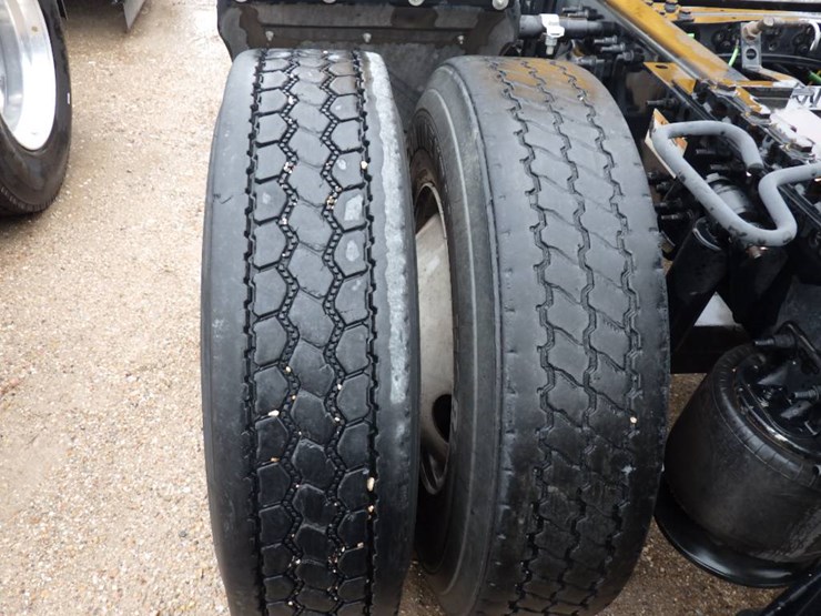 2019-freightliner-cascadia-126-image-18