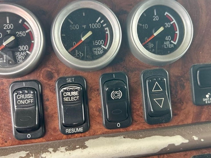 peterbilt-384-image-44