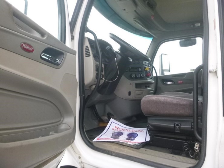 2019-peterbilt-567-image-13