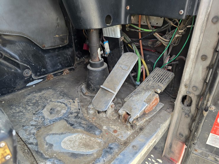 2003-peterbilt-320-image-56