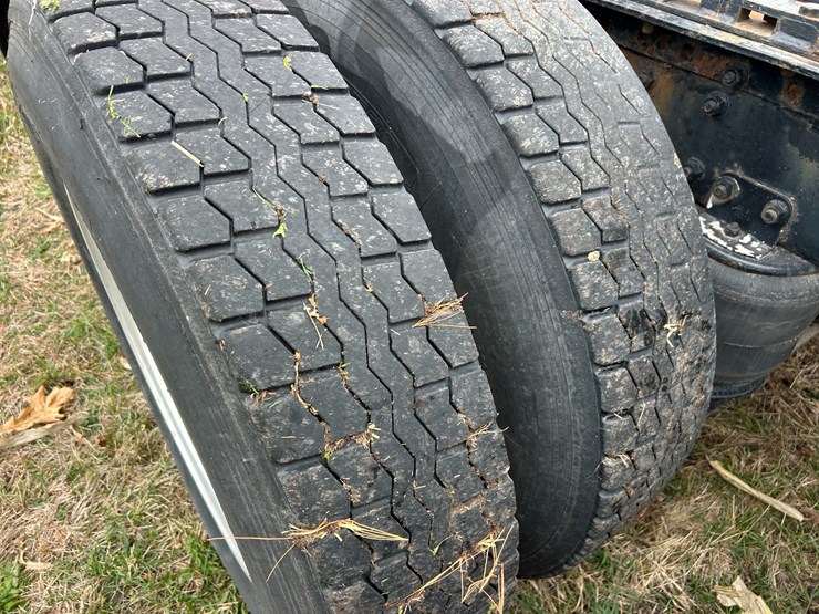 #95-•-volvo-semi-image-24