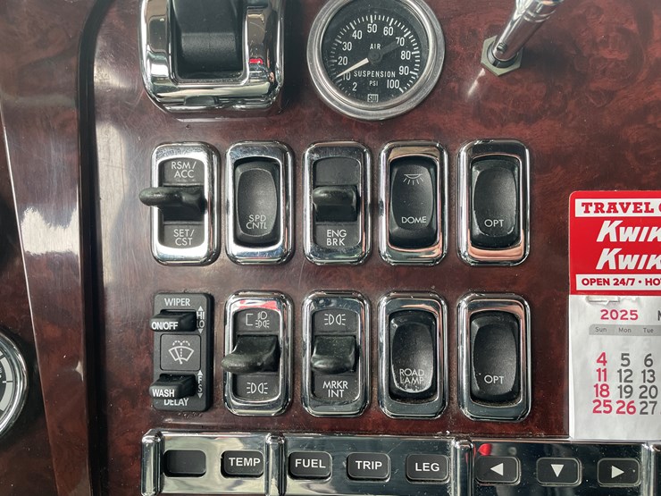 #1043-•-2009-freightliner-semi-(wi-title-in-delay)-image-32