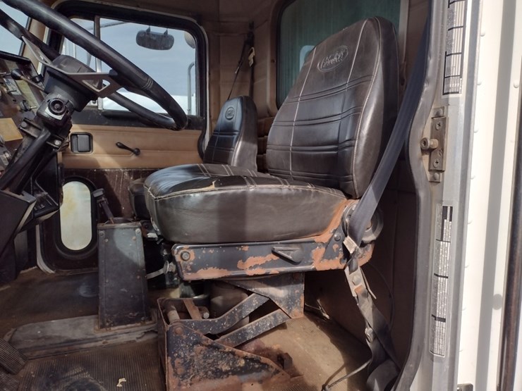 peterbilt-357-image-15