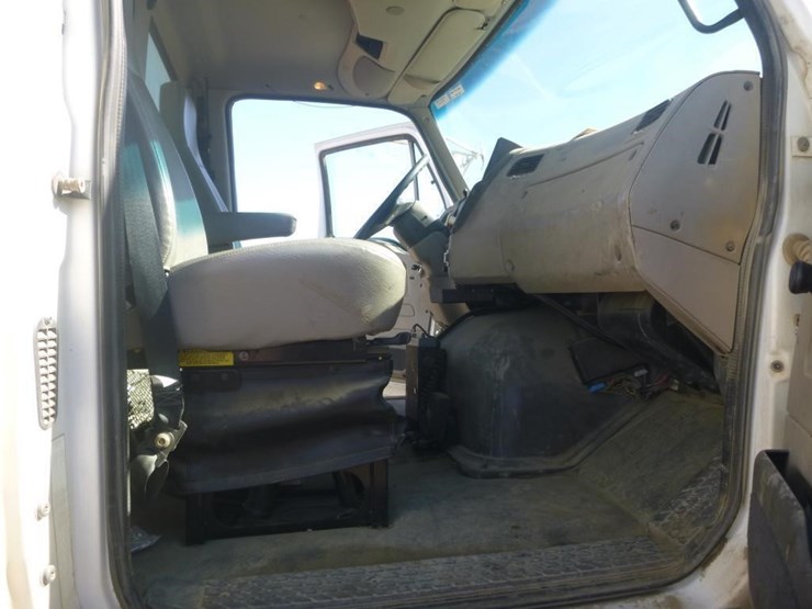 2009-sterling-lt9500-image-14