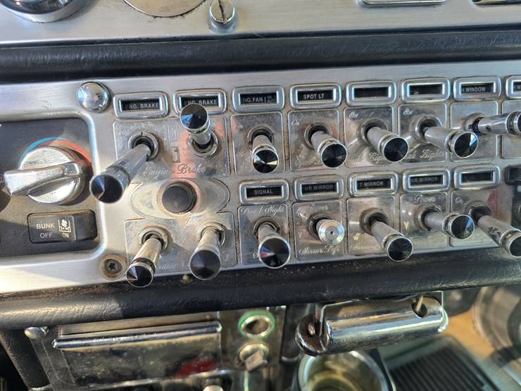 2005-peterbilt-379-image-90