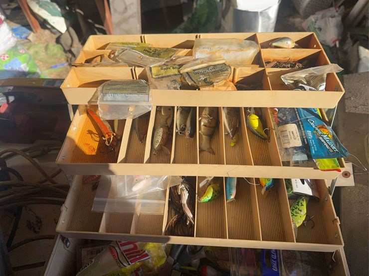tackle-boxes-with-lures-image-4