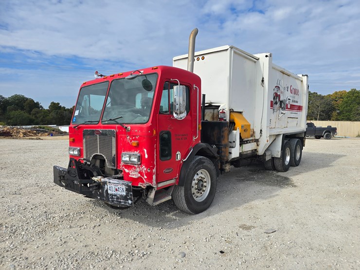 2005-peterbilt-320-image-2
