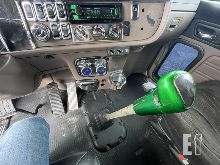 2009-peterbilt-386-image-21