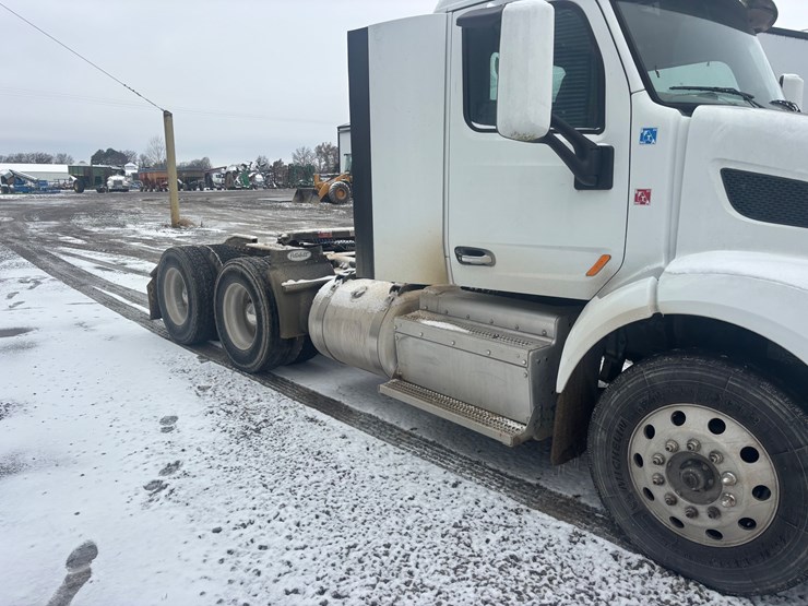 #1550-•-2016-peterbuilt-day-cab-auto-image-10